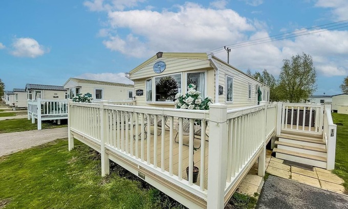 Tattershall House | Great caravan with large decking area and private hot tub, ref 95016SW