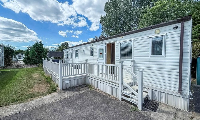 Skegness House | Great caravan with spacious decking Southview Holiday Park, Skegness ref 33035V