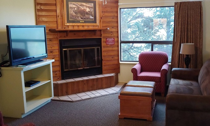 Ruidoso Condo | GREAT CONDO -3/2- ATOP CAMELOT MOUNTAIN OVERLOOKING A SCENIC MOUNTAIN PANORAMA