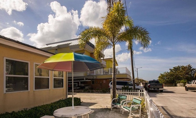 Clearwater Beach Cabin | Great Cottage 20 seconds to Beach