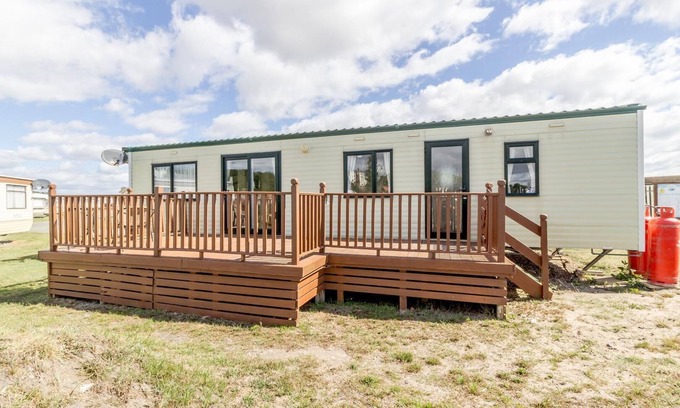 Lowestoft House | Great dog friendly caravan for hire at North Denes in Suffolk ref 40068ND