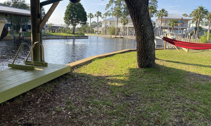 Suwannee House | Great Florida Fishing 3br 2bath Waterfront Private Docks Deck Boat to Ocean!