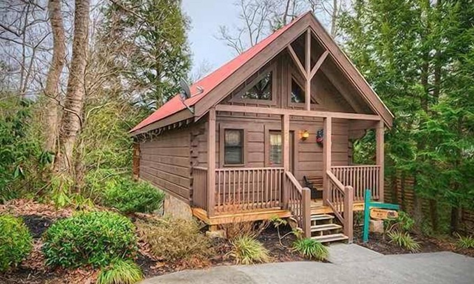 Gatlinburg Cabin | Great For Couples. Great Location. Close To Downtonwn Gatlinburg.
