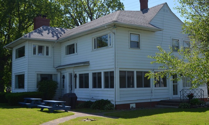 Geneva House | GREAT GETAWAY ! a 3200 sq. ft. LAKEFRONT HOUSE, LARGE YARD 176ft. OF WATERFRONT