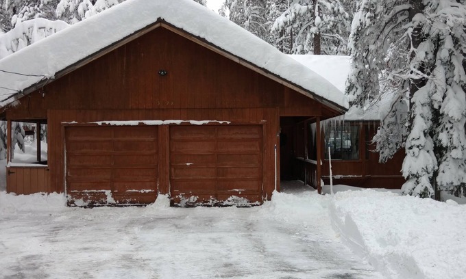 Truckee House | Great Location, Easy Access, Wi-Fi, 50" TV, Open Layout, Renovated Kitchen!