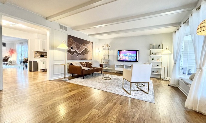 Wasco House | Great location-family friendly-Kids playroom-Spacious