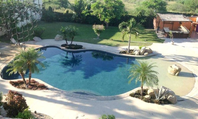 El Tezal Apartment | Great Location ! King bed studio apt Pool Wifi Netflix BBQ—2 blocks to the beach