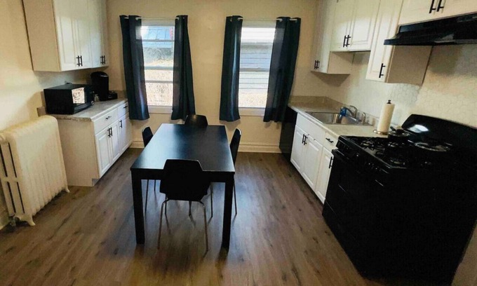 Evanston Apartment | Great Location/Roomy/Modern/Private Office