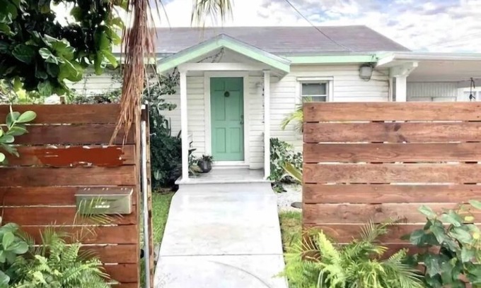 Harbordale Cottage | Great Location! 1 Bed 1 Bath Valencia Cottage Sleeps up to 4