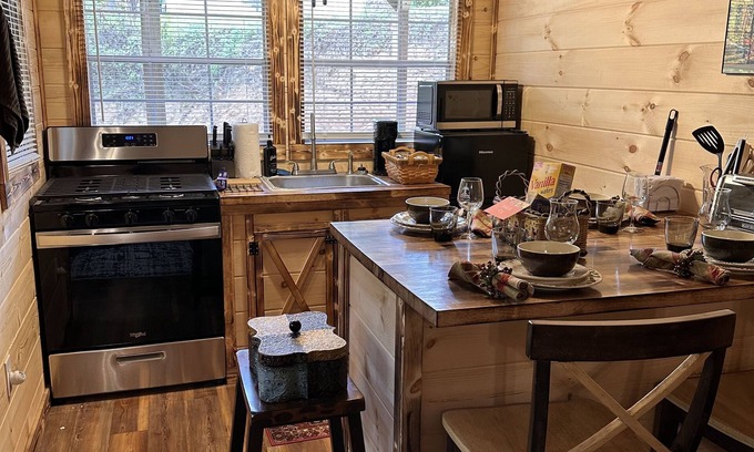 Bryson City Cabin | Great New Downtown Tiny House 2 minutes to Smoky Mountain Railroad,dogs welcome