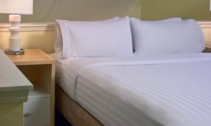 Middleburg Heights Hotel | Great offer in Cleveland! 4 Comfortable Units W/Kitchen, FREE Parking!