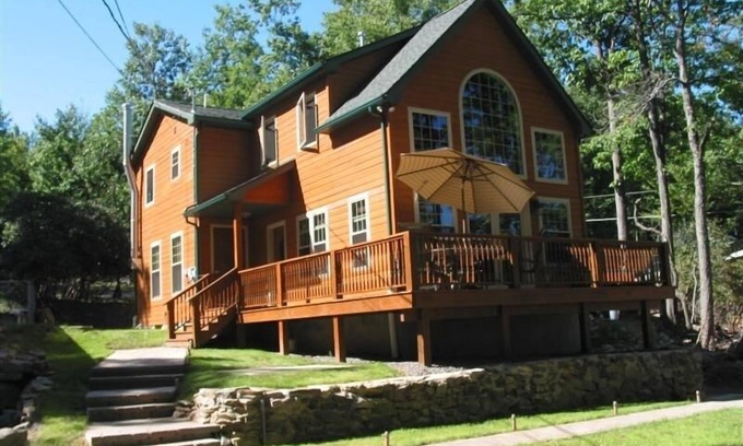 Lake Harmony Ski Chalet | Great Property with Lakeview/Lake Access - Steam Room, Sauna