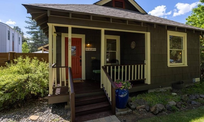 River West House | Great Reviews │West Side Bungalow │Walk Everywhere │Hot Tub │One Block to River