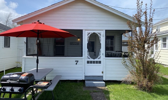 Geneva Cottage | Great Strip Location | Walk to Lake| Wine Country | A/C | Grill & Firepit