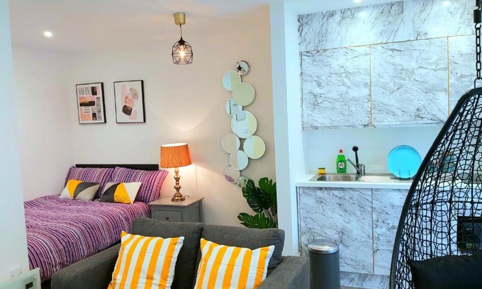 Sheffield Apartment | Great Studio Apartments - Netflix, Wifi, Digital TV