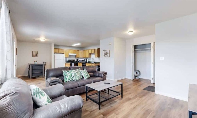 Brighton Apartment | Great Two King-Bed Rooms Near Airport - Ideal Stay!