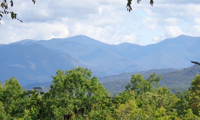 Chalet Village North Cabin | Great View & Location! 2 minutes to Gatlinburg & 7 minutes to Pigeon Forge