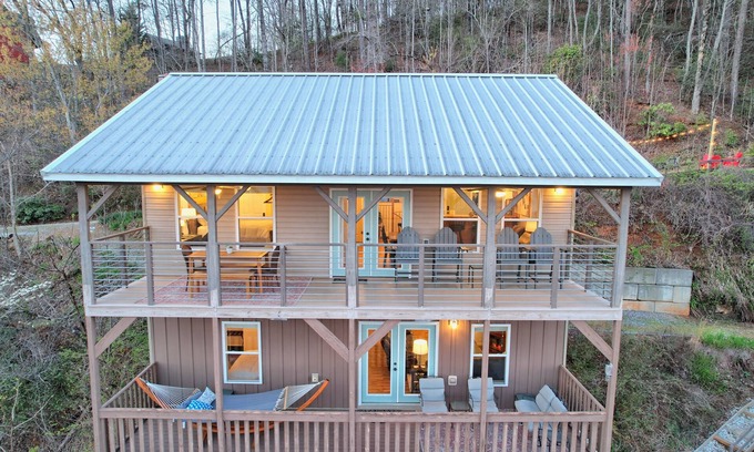 Screamer Mountain House | Great Views! Great Rates! King Bed, Firepit, Gas Grill, Dogs Free! Book Today!