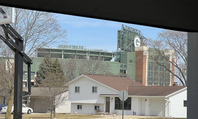 Ashwaubenon House | Green Bay Packer 5 star home ⭐️⭐️⭐️⭐️⭐️ 1 block from Lambeau field