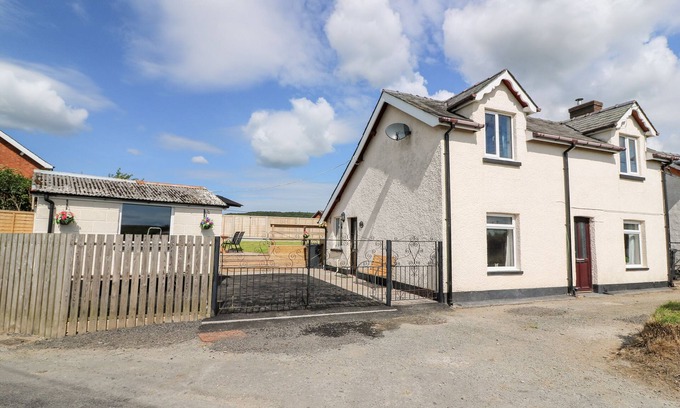 Pant-y-Dwr Cottage | GREEN COTTAGE, pet friendly, character holiday cottage in Rhayader