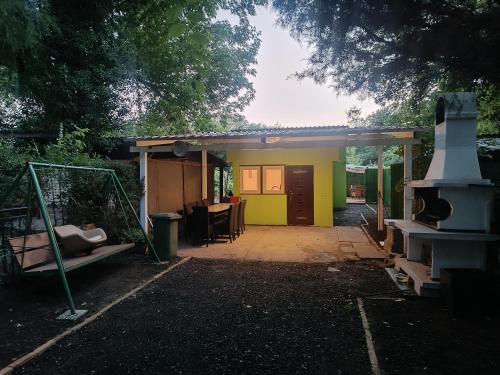 Sremska Kamenica House | Green house