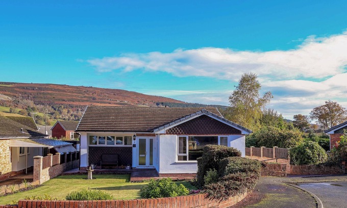 Llangollen Cottage | GREEN VIEW, pet friendly, with a garden in Llangollen