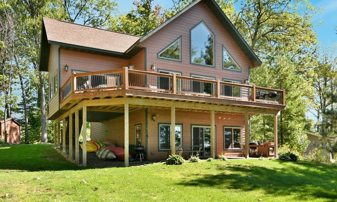 Hayward Ski Chalet | Grindstone Getaway-Beautiful chalet on the shores of Grindstone Lake.