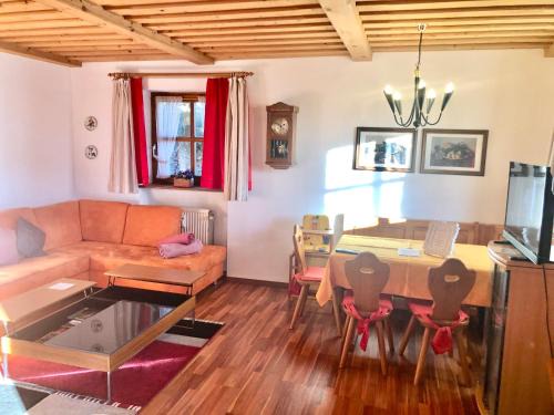 Hauzenberg Apartment | Große FeWo mit Pool Sauna & Hallenbad in Ferienanlage Bayerischer Wald