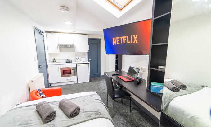 Selly Oak Apartment | Ground floor compact studio near UOB!