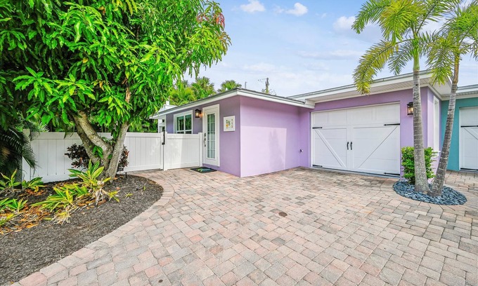 Holmes Beach Cottage | Ground Floor home for 5, short walk to beach and private heated pool! Lovely open living area