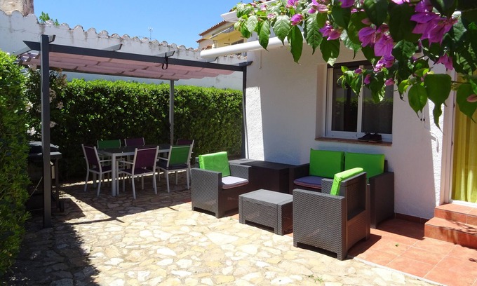 L'Escala House | Ground floor, quiet, air-conditioned, 400ms Riells beach, private parking and shops
