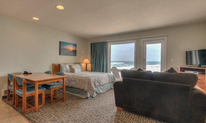 Logsden Condo | Ground floor studio-Oceanfront-Full kitchen-patio!