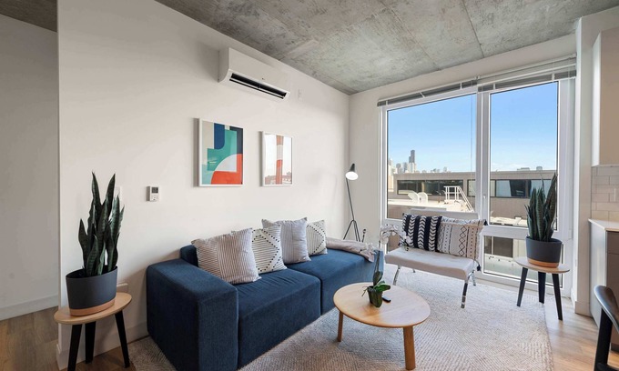 River North Hotel | Group-Ready 3BR Sleek Design & Great Location
