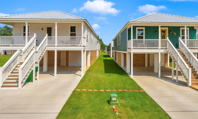 Gulfport House | GROUP RETREAT-TWO beach homes~10-bedrooms~GAME AREA~HOT TUB~BEACH VIEWS