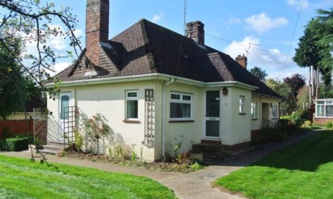 Basingstoke House | Grove Cottage by Owl Apartments