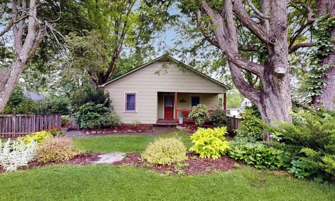 Weaverville House | Grove Cottage w Fire Pit, Walkable to Weaverville