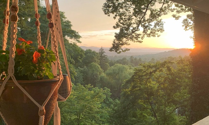 Grove Park- Sunset House | Grovepark Bungalow - Easy access to downtown Asheville / Blue Ridge Parkway