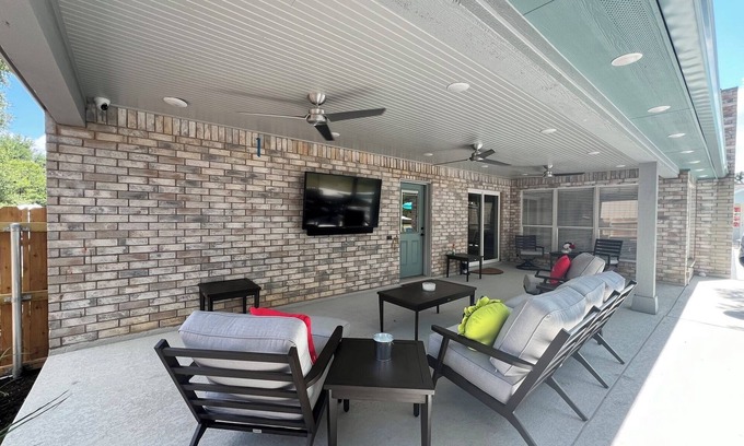 Gruene House | Gruene Gables: 3 Bedroom 3 Bath House with Private Pool