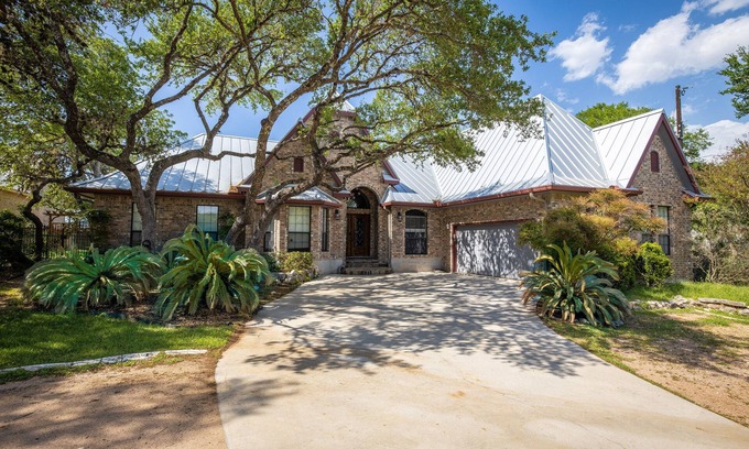Gruene House | Gruene Vista on the Guadalupe - river view, 1 mile from Gruene, 3 miles from Schlitterbahn!