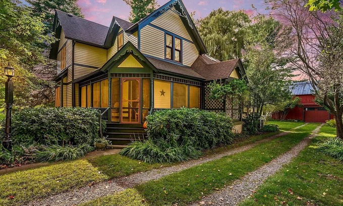 Glenn House | Guest Fav- Cozy Fall Retreat near Saugatuck–Lush Yard, Orchards, Shops, Wineries