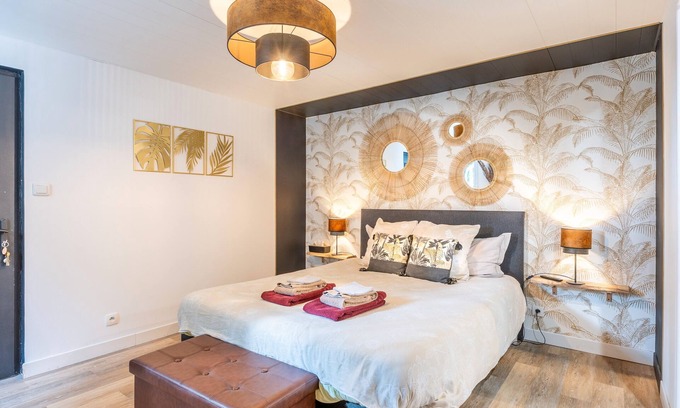 Saint-Michel-Mont-Mercure Bed & Breakfast | Guest Room 'Chambre Camélia' with Shared Garden and Wi-Fi