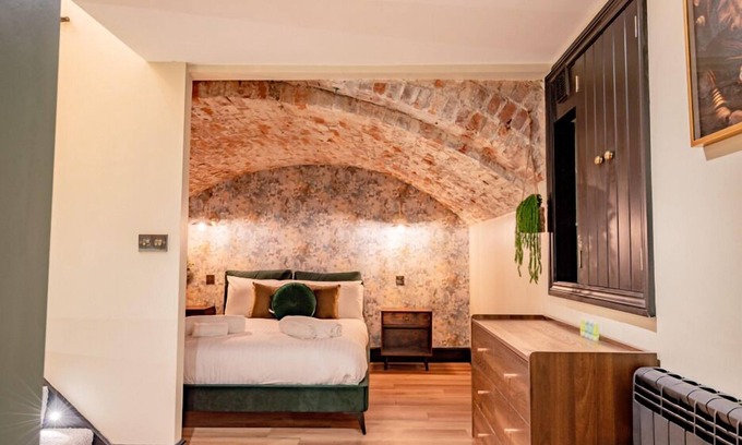 Worcester Apartment | Guest Homes | Shaw Street Mews Basement