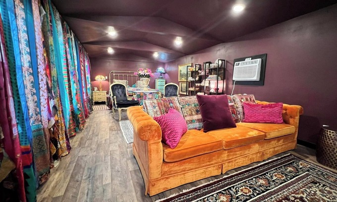Kennard Cabin | GUEST HOUSE "GROOVY" PRIVATE HOT TUB ON DECK, WIFI, ROKU.