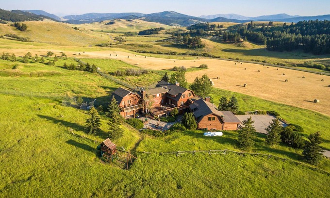 Bozeman House | Guest House & Wolf Sanctuary Near Bridger Bowl, Big Sky and Yellowstone Park