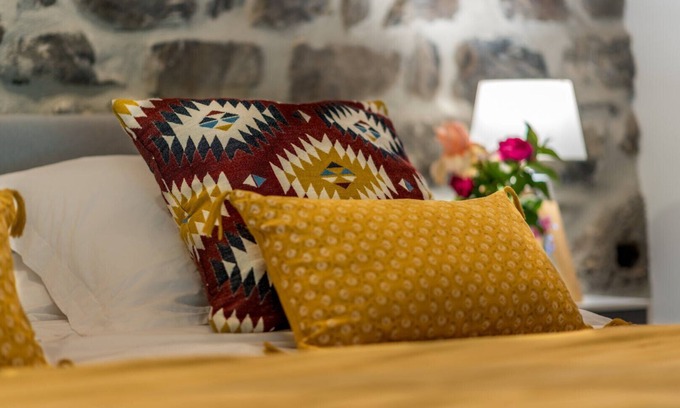 Saint-Pons Bed & Breakfast | Guest Room 'La Grange 2' with Mountain View, Shared Pool and Wi-Fi