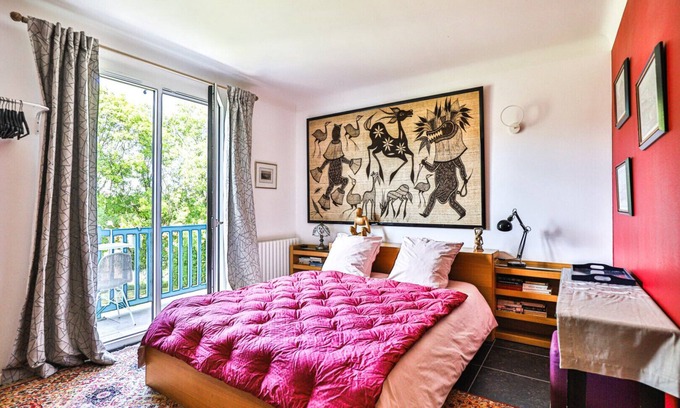 Arcangues Bed & Breakfast | Guest Room 'Txori Etxea - Red Room' with Pool, Breakfast, Terrace