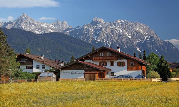 Kruen Apartment | Guesthouse Christophorus - Apartment "Bergkristall" with Mountain View, Shared Garden & Wi-Fi