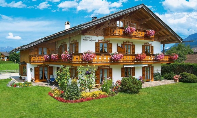 Kruen Apartment | Guesthouse Christophorus - Apartment "Alpenglühn" with Mountain View, Shared Garden & Wi-Fi
