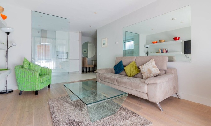 Grand Canal Dock Apartment | GuestReady - Baggot Street Living