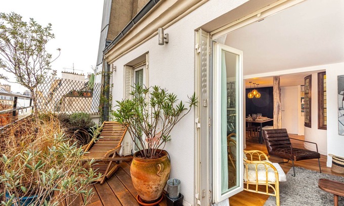 Quartier du Faubourg-Montmartre Apartment | GuestReady - Balcony Apt Stay